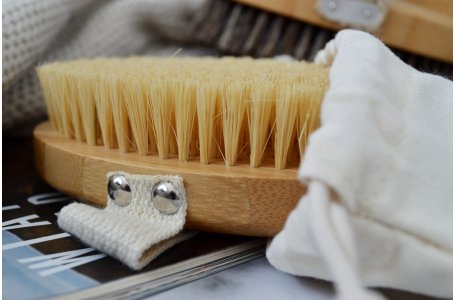 Co to jest szczotkowanie ciała i jak szczotkować ciało na sucho?