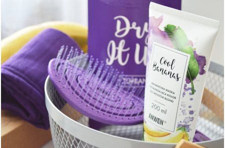 Szczotka, która nie niszczy włosów, turban do włosów i maska ochładzająca blond, czyli trzy fioletowe nowości od Anwen