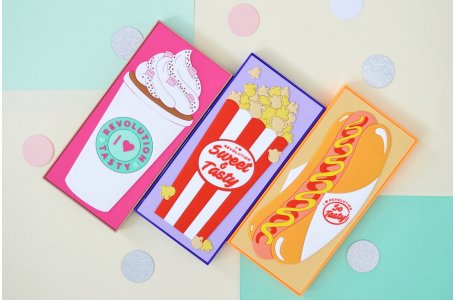 Hot dog, popcorn i kawa! Smakowite palety od Revolution!