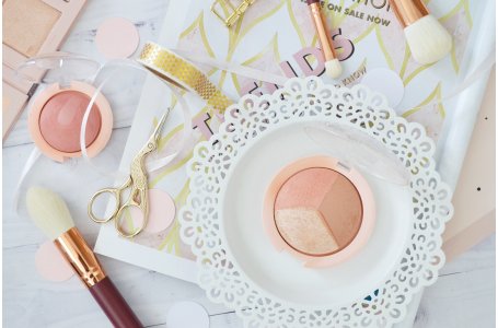 Bronzer, róż i rozświetlacz - co wybrać? Jak nakładać? Razem czy osobno?